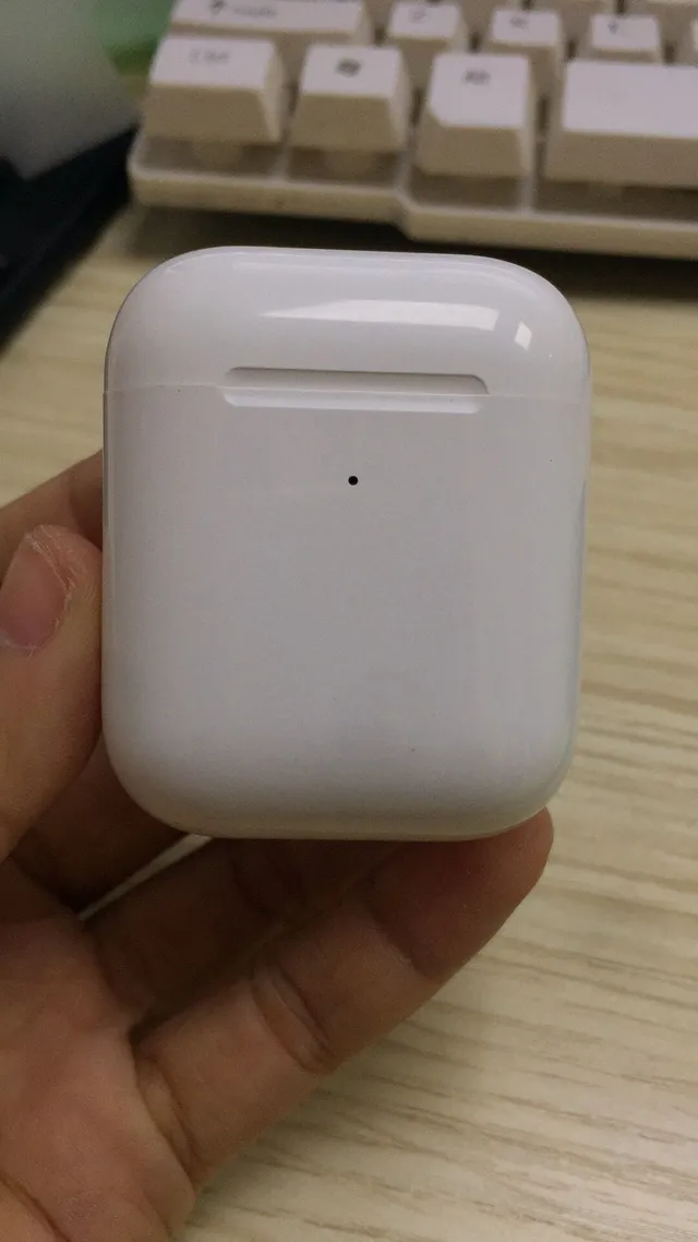 Apple সাদা ধূসর স্টেম-স্টাইল চকচকে ফিনিশ TWS ইয়ারবাড 4