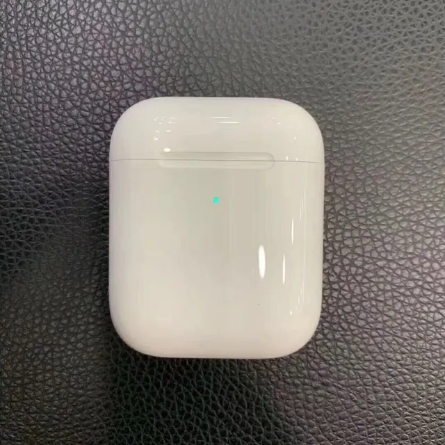 Apple সাদা ধূসর স্টেম-স্টাইল চকচকে ফিনিশ TWS ইয়ারবাড 5