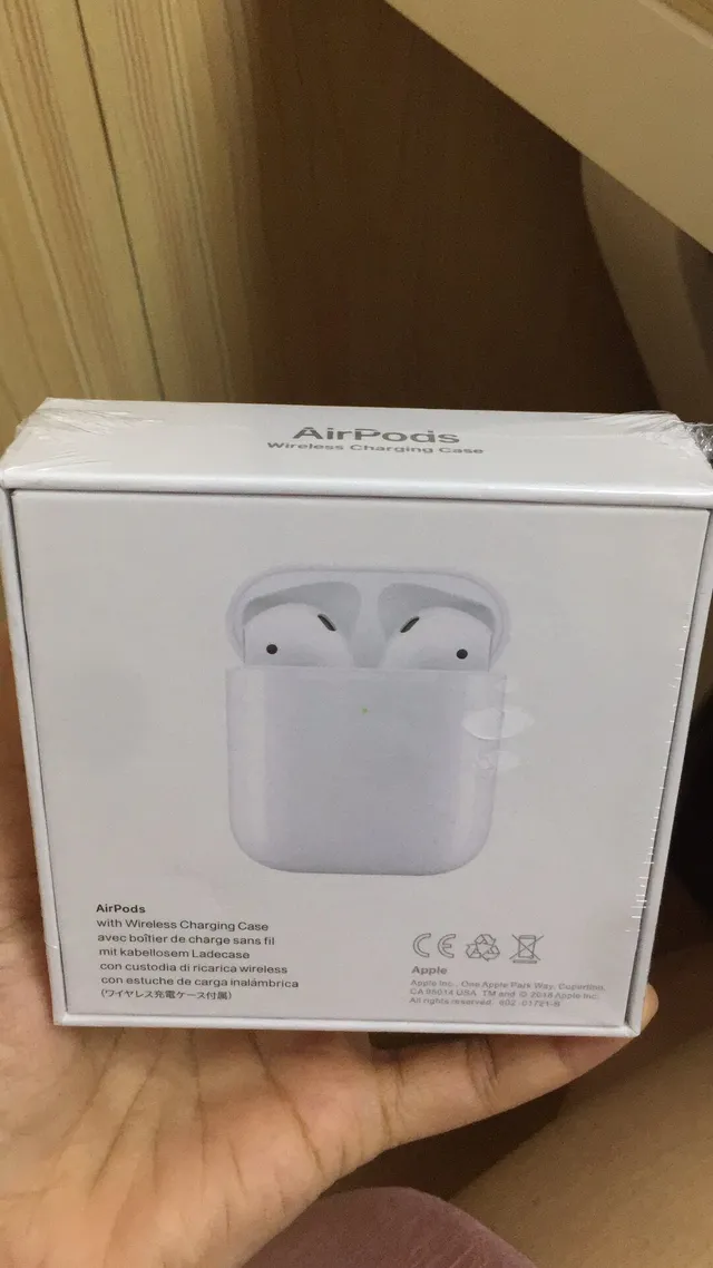 Apple সাদা ধূসর স্টেম-স্টাইল চকচকে ফিনিশ TWS ইয়ারবাড 10