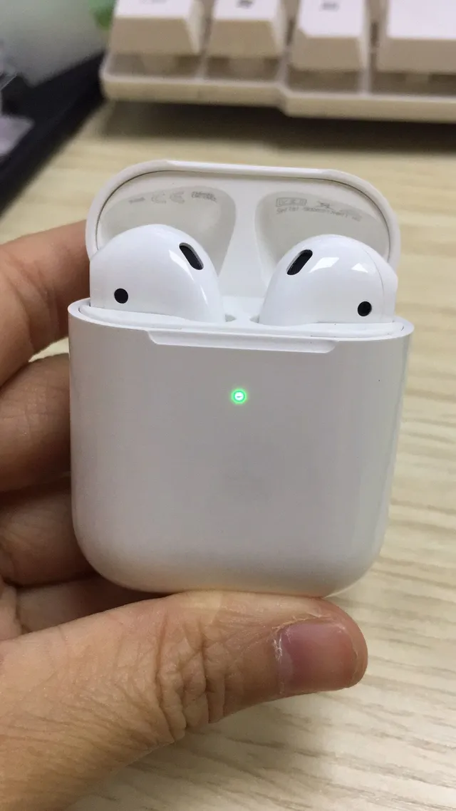 Apple সাদা ধূসর স্টেম-স্টাইল চকচকে ফিনিশ TWS ইয়ারবাড 12