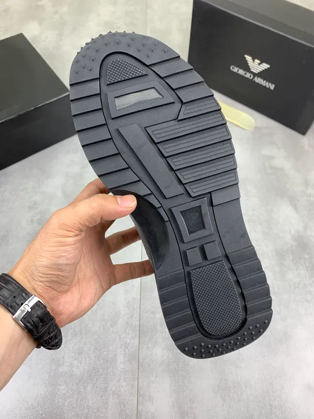 Armani Exchange Chaussures Lifestyle Gris Blanc avec tige hybride Mesh-Suede et midsole contrastée 2