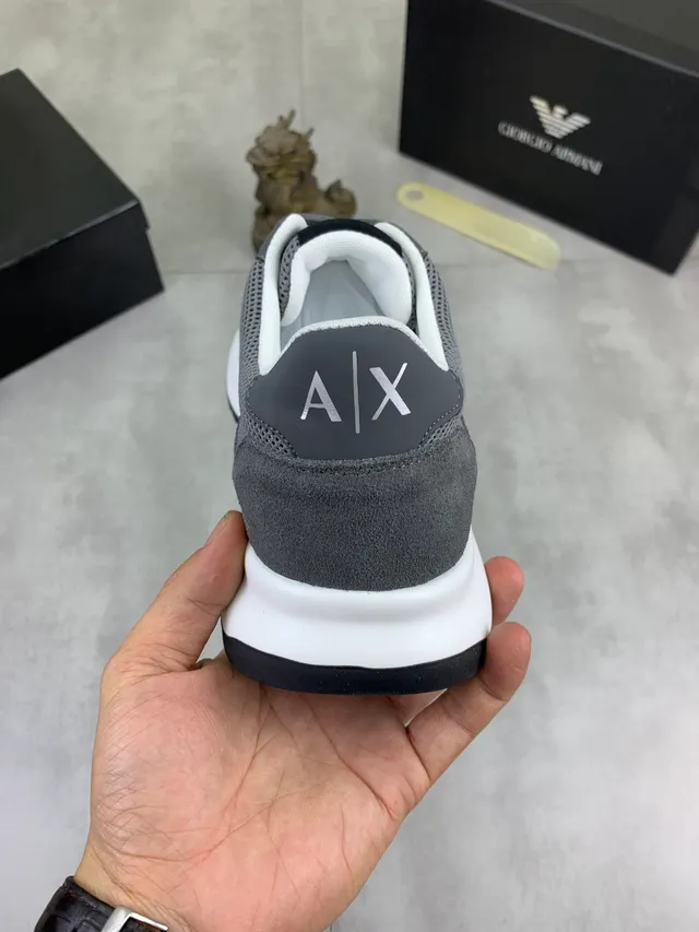 Armani Exchange Chaussures Lifestyle Gris Blanc avec tige hybride Mesh-Suede et midsole contrastée 3