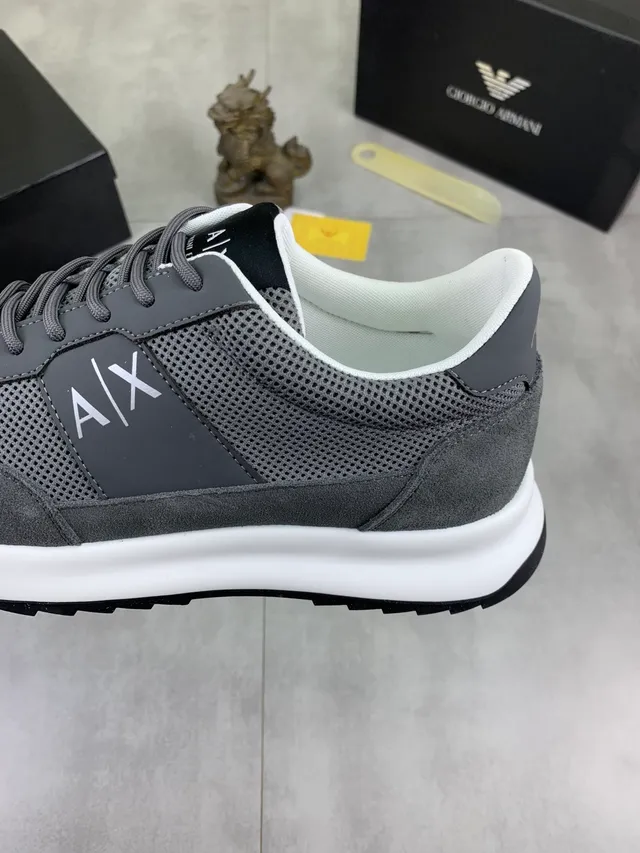 Armani Exchange Chaussures Lifestyle Gris Blanc avec tige hybride Mesh-Suede et midsole contrastée 4