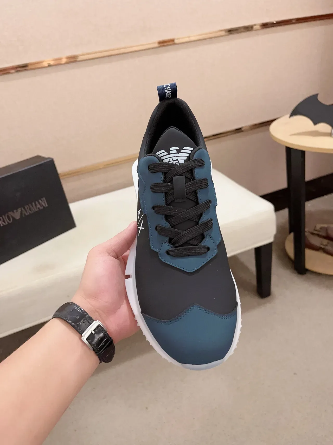 Armani Exchange 海军黑混材质上层雕塑透明白底运动鞋 2