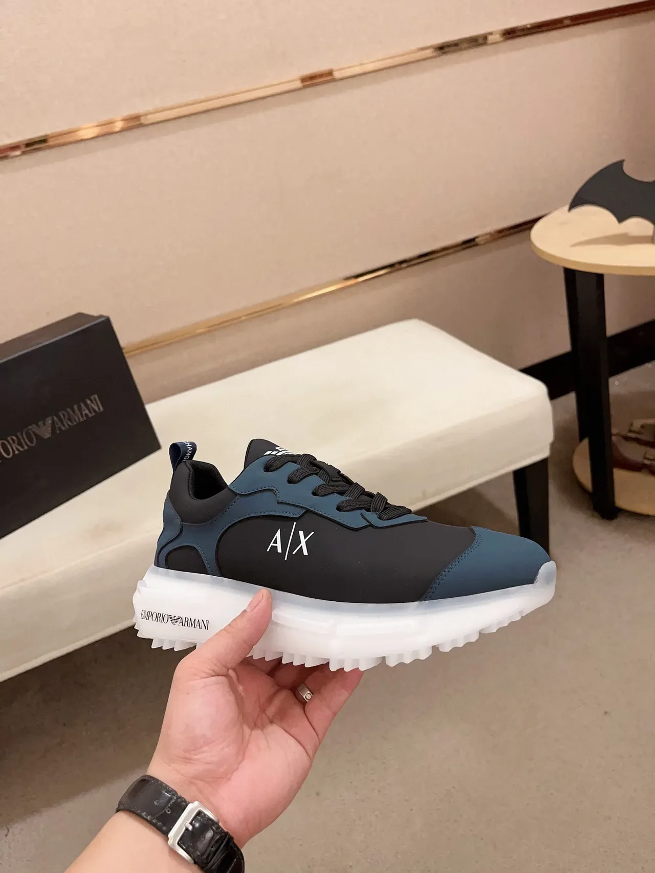 Armani Exchange 海军黑混材质上层雕塑透明白底运动鞋 3