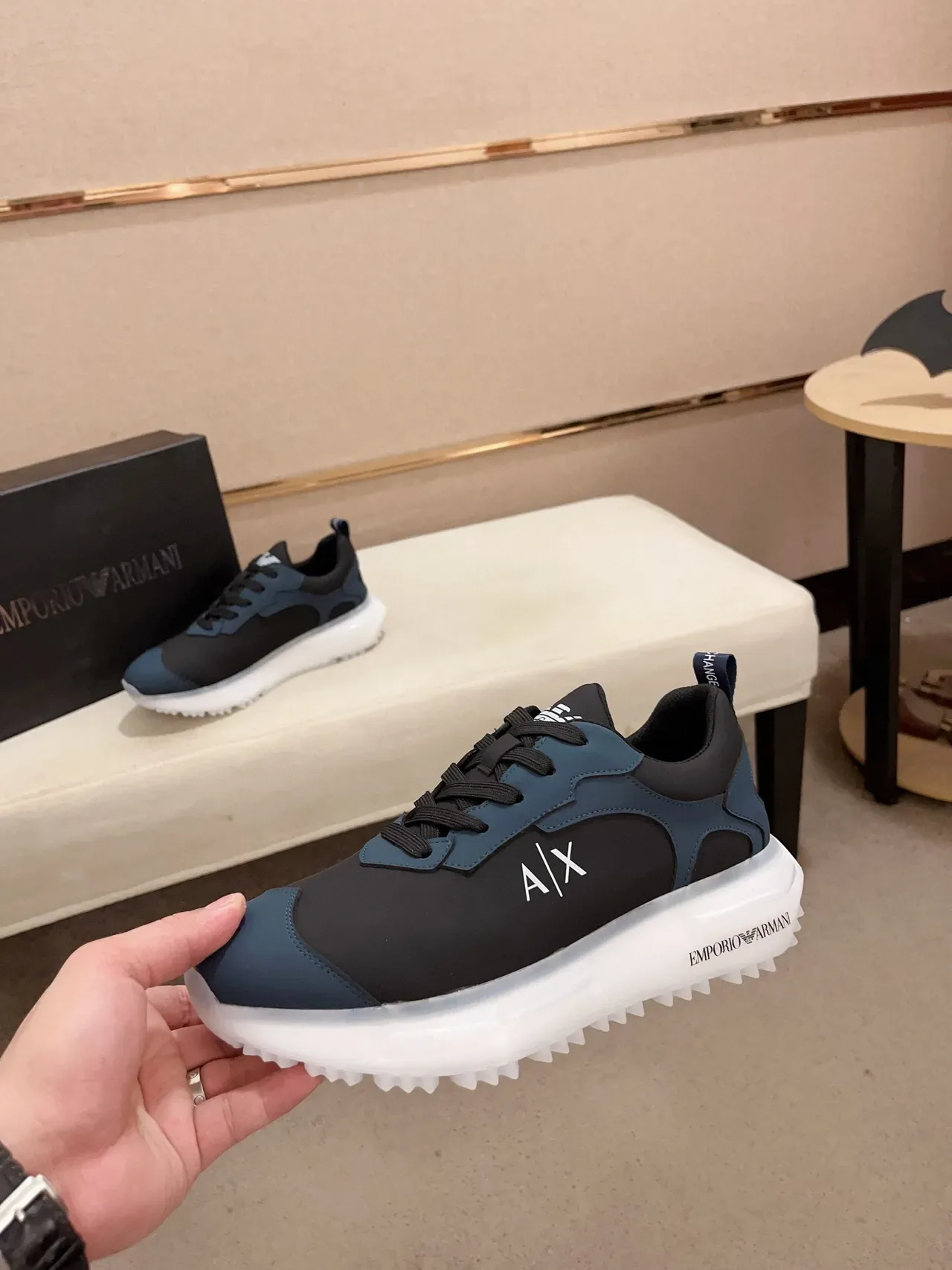 Armani Exchange 海军黑混材质上层雕塑透明白底运动鞋 4