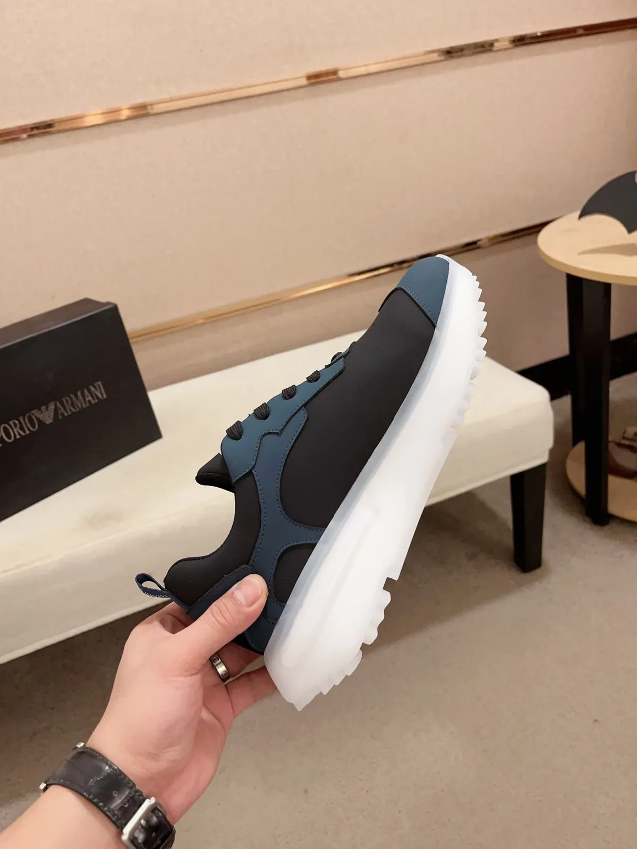 Armani Exchange 海军黑混材质上层雕塑透明白底运动鞋 5