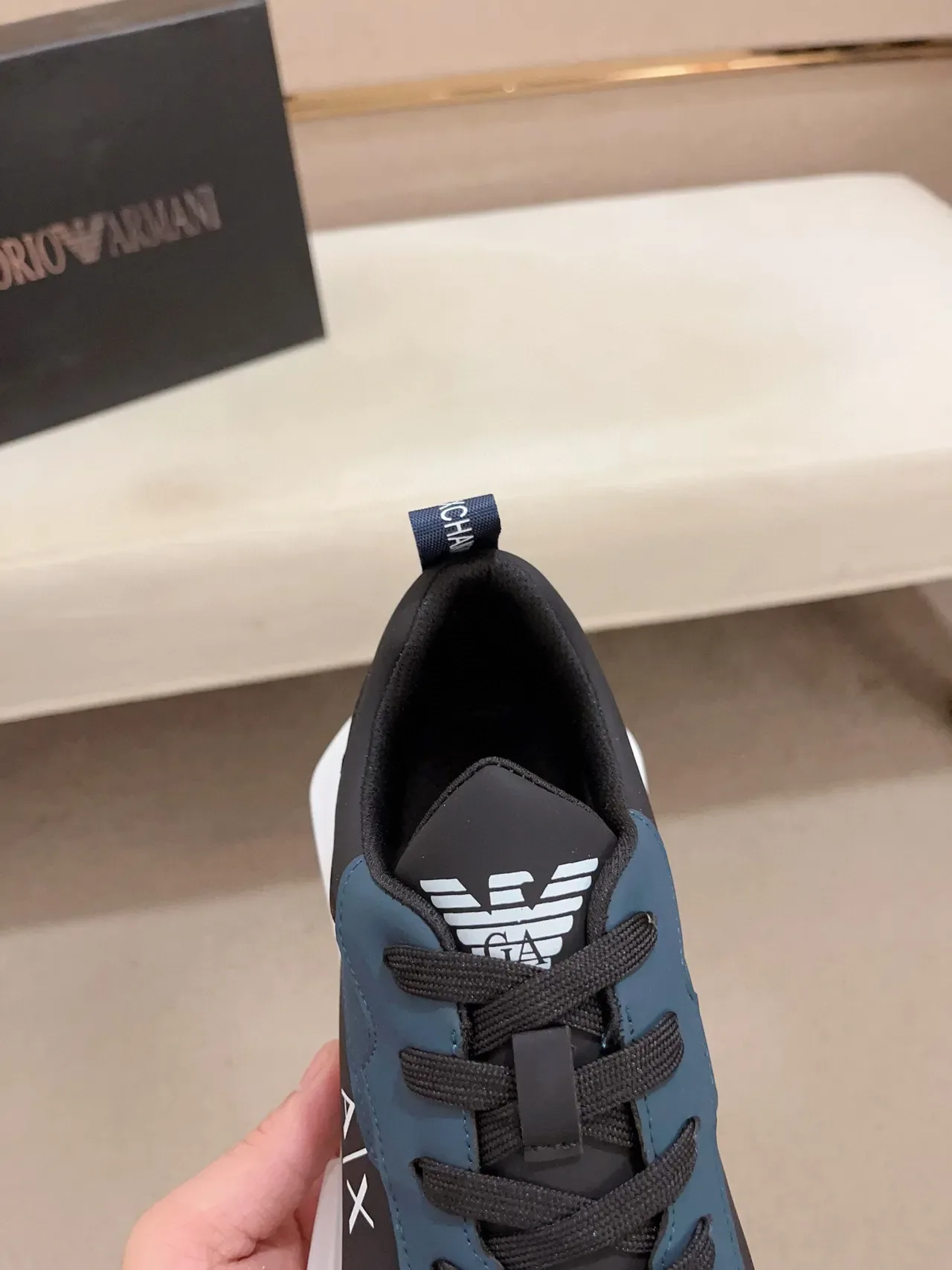 Armani Exchange 海军黑混材质上层雕塑透明白底运动鞋 6