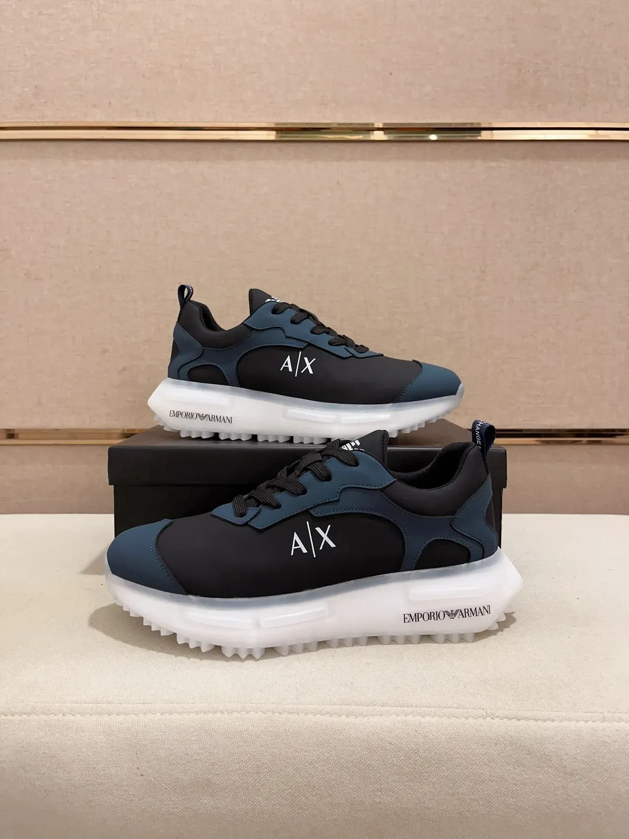 Armani Exchange 海军黑混材质上层雕塑透明白底运动鞋 7