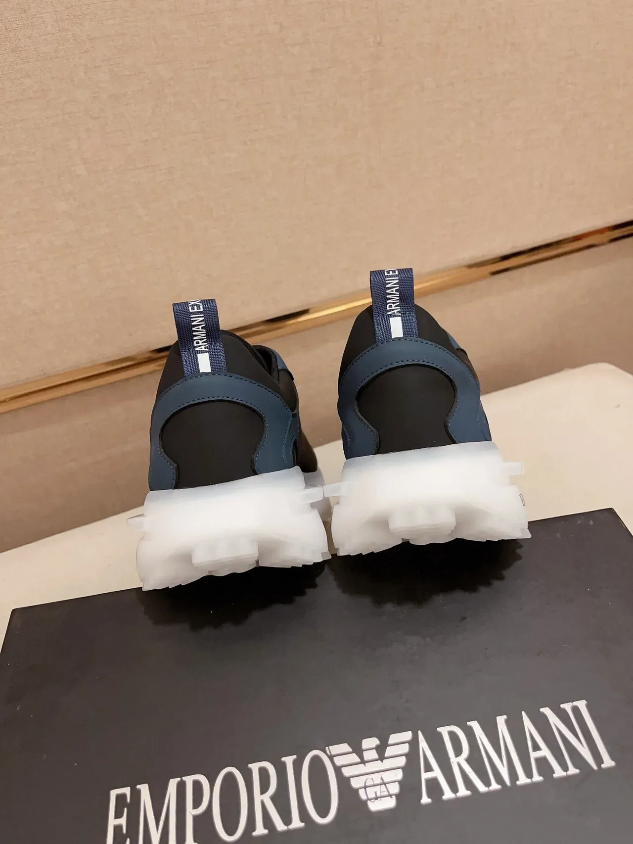 Armani Exchange 海军黑混材质上层雕塑透明白底运动鞋 8