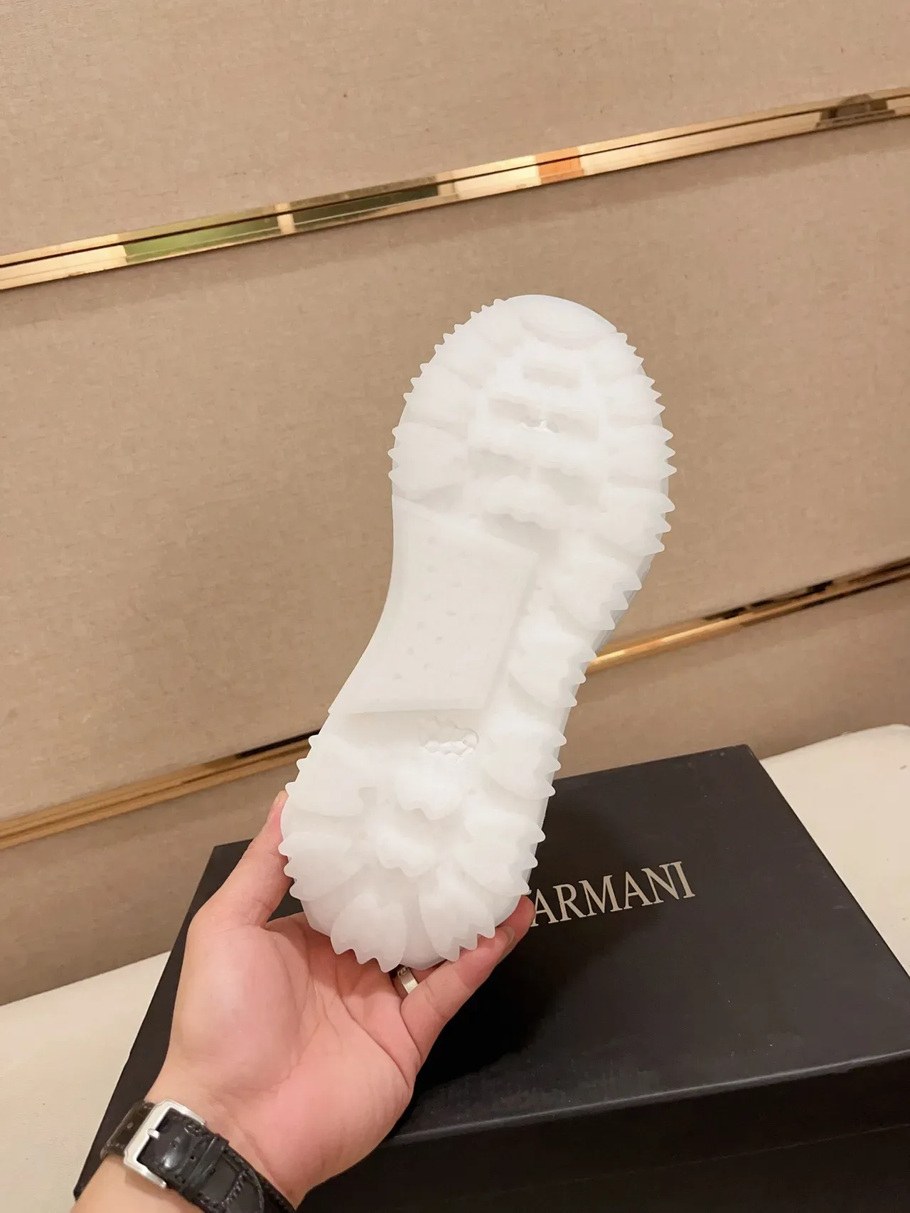 Armani Exchange 海军黑混材质上层雕塑透明白底运动鞋 9