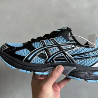 ASICS 黑色蓝色网面鞋面合成笼式覆盖跑鞋