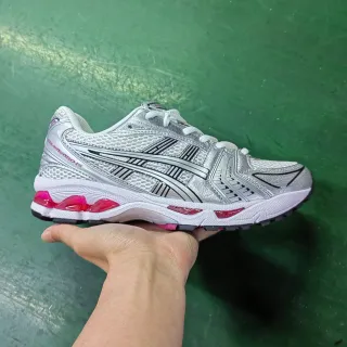 ASICS Gel-Kayano चांदी और गुलाबी दौड़ने के जूते