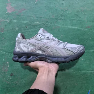 ASICS ग्रे और ब्लैक मेश एंड सिंथेटिक ओवरले अपर मेटैलिक टाइगर स्ट्राइप रनिंग शूज