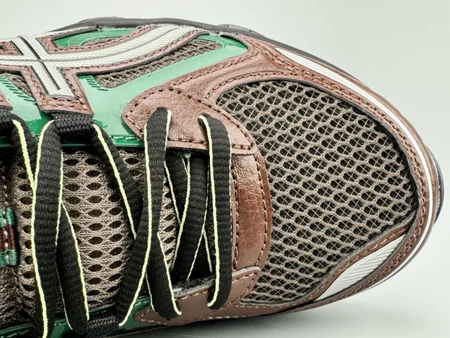 ASICS 绿棕色 网布和合成覆盖 半透明 GEL 缓震颗粒 跑鞋 3