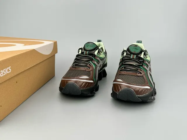 ASICS 绿棕色 网布和合成覆盖 半透明 GEL 缓震颗粒 跑鞋 4