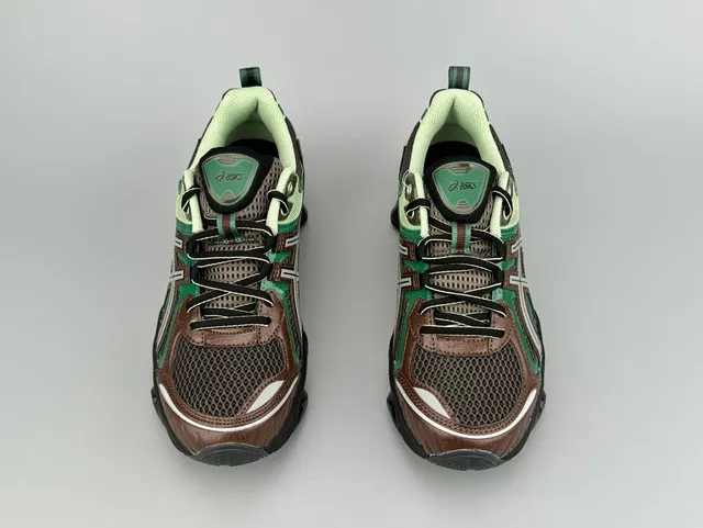 ASICS 绿棕色 网布和合成覆盖 半透明 GEL 缓震颗粒 跑鞋 8
