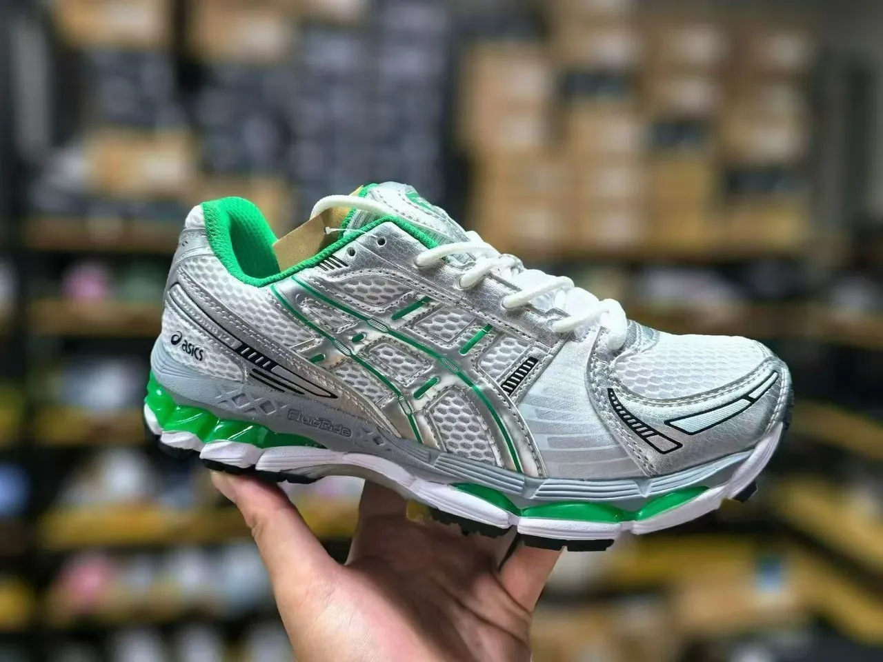 ASICS حذاء جري فضي أخضر معدني مع تراكبات الإبراز على الوجه العلوي 2