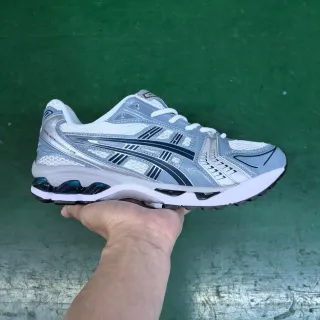 ASICS सफेद नेवी संरचित मेश-सिंथेटिक अपर टाइगर स्ट्राइप ब्रांडिंग रनिंग शूज