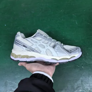 ASICS أبيض فضي شبكة مهندسة علوية طبقات معدنية أحذية جري