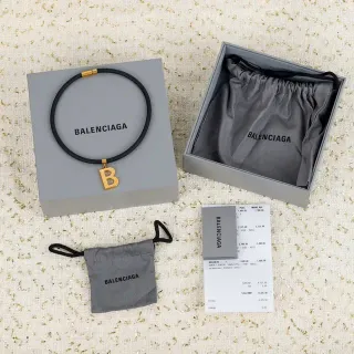 Balenciaga B Logo 黑金橡胶绳吊坠项链