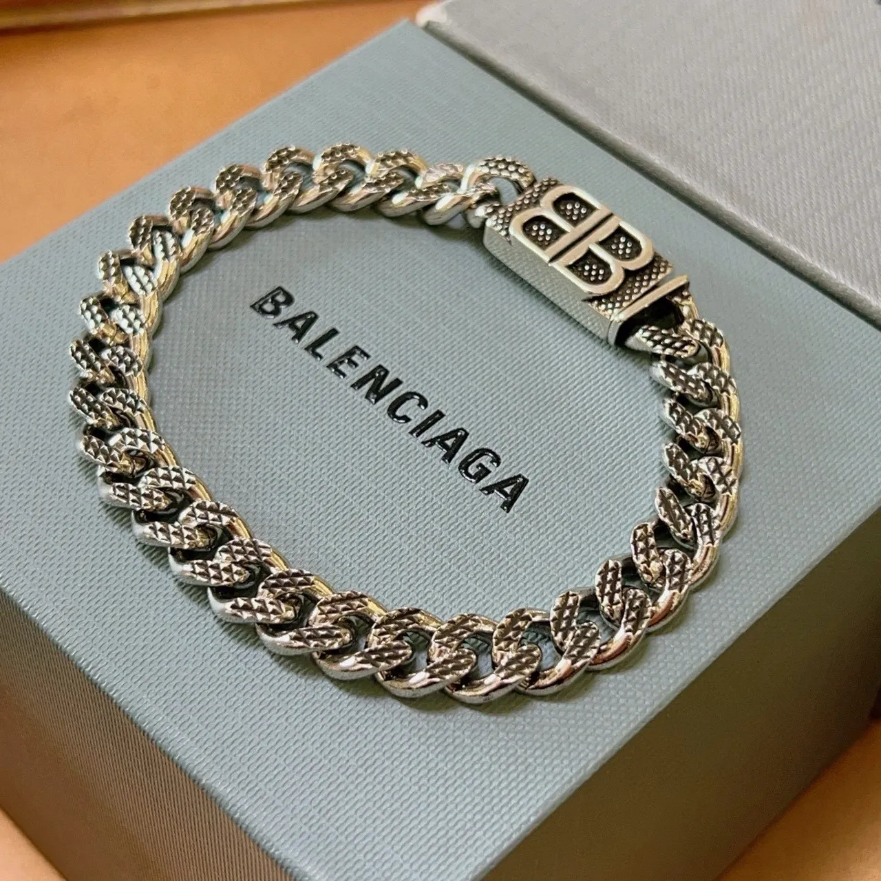 Balenciaga BB Chain Bracelet Bracelet en métal argenté 9