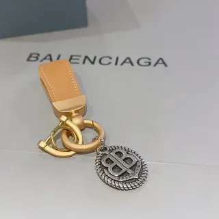 Balenciaga BB Charm Pulseira de couro bege com hardware dourado