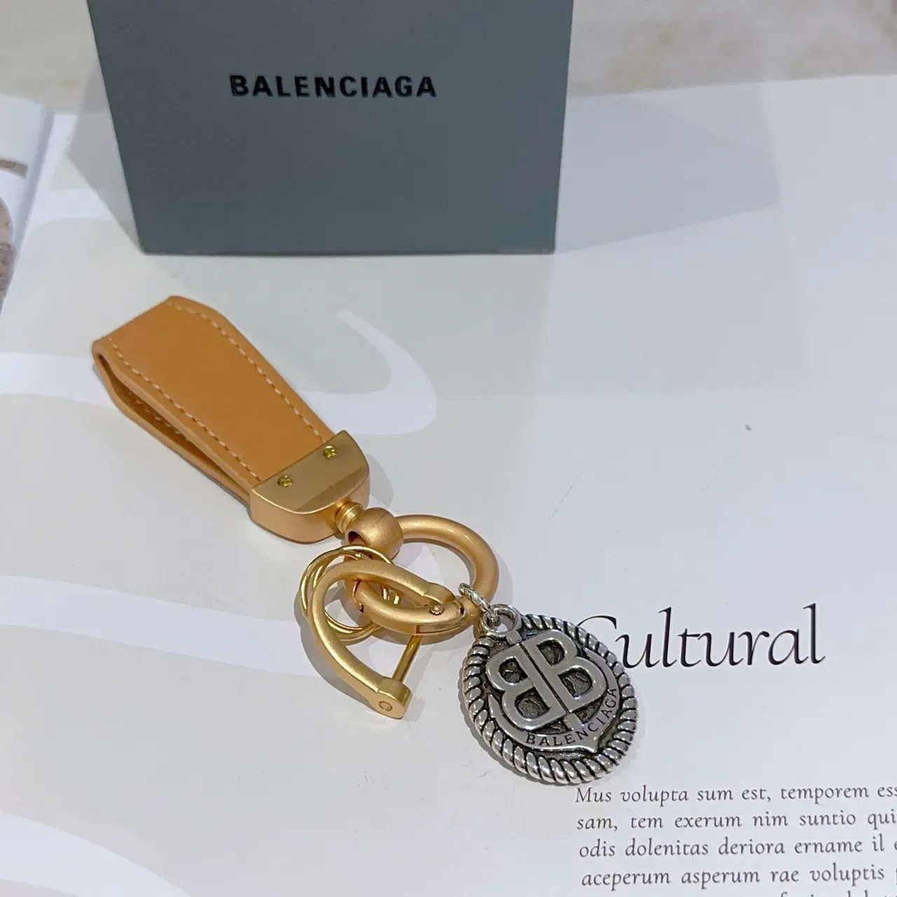 Balenciaga BB Charm Pulsera de cuero beige con hardware dorado 2