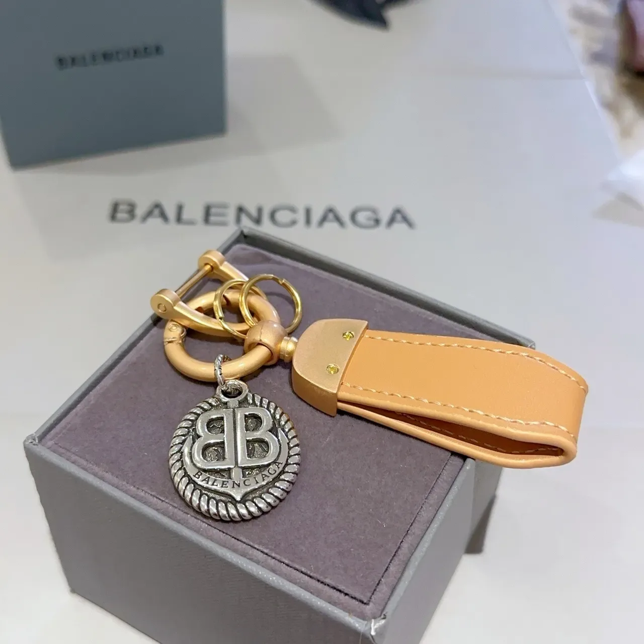Balenciaga BB Charm Pulsera de cuero beige con hardware dorado 3