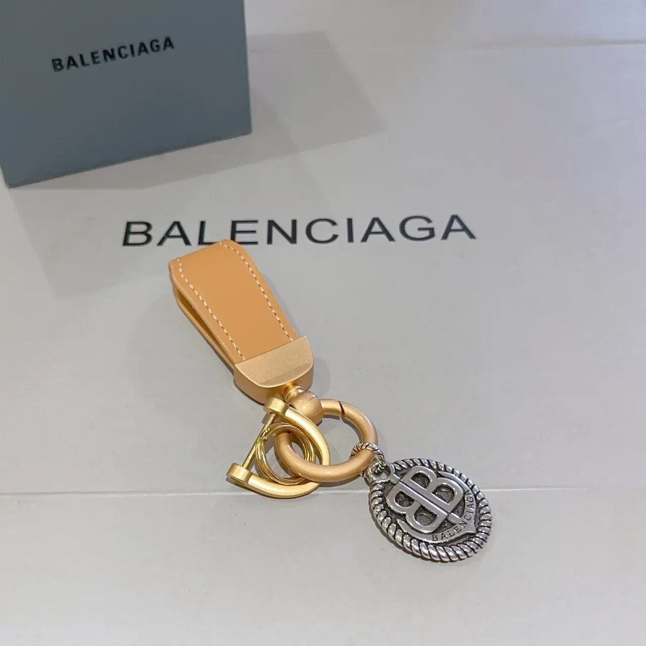Balenciaga BB Charm Pulsera de cuero beige con hardware dorado 4
