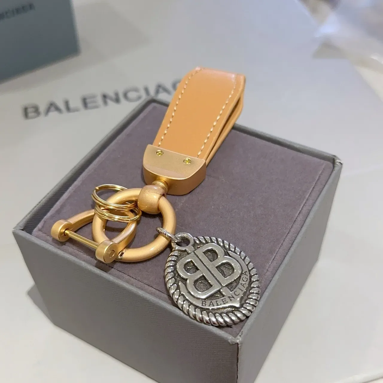 Balenciaga BB Charm Pulsera de cuero beige con hardware dorado 5