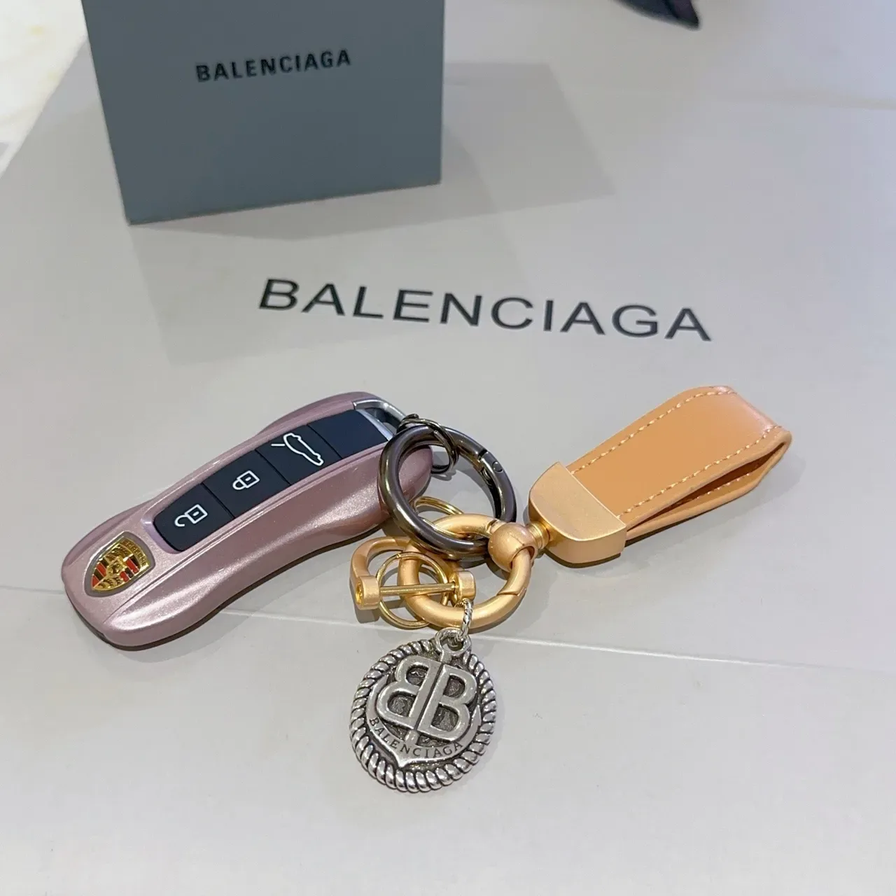 Balenciaga BB Charm Pulsera de cuero beige con hardware dorado 6
