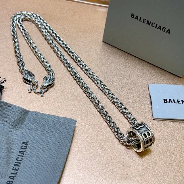 Balenciaga BB Pendentif Chaîne de Blé Tressée Collier 2