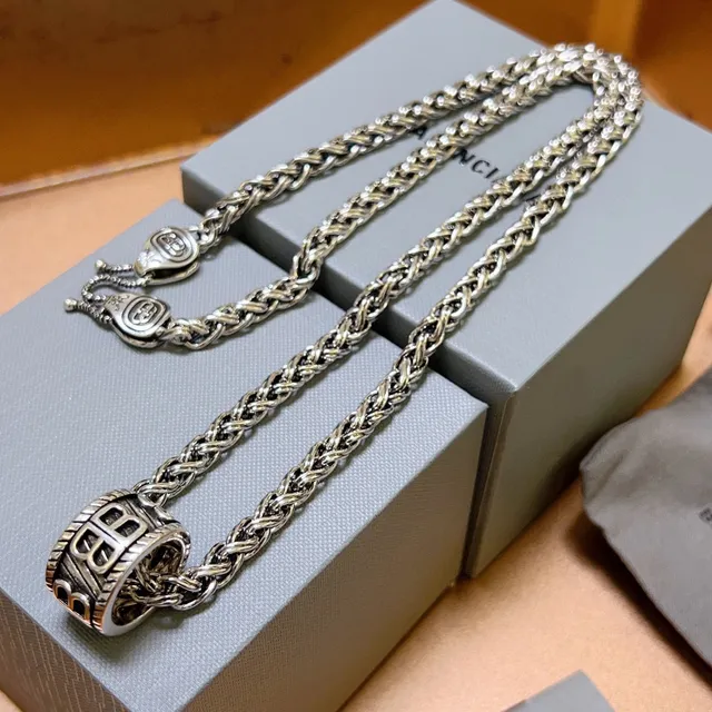 Balenciaga BB Pendentif Chaîne de Blé Tressée Collier 3