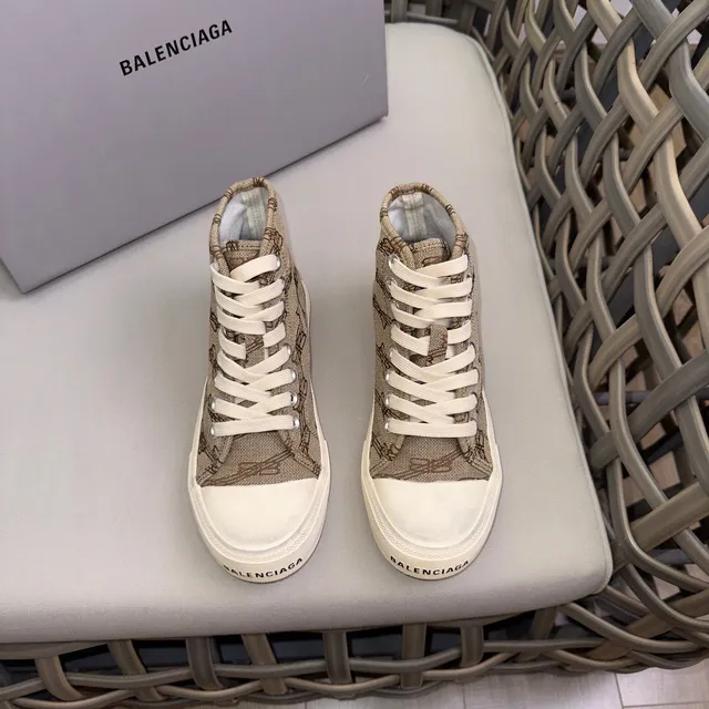 Balenciaga Baskets lifestyle beige et blanc monogrammées en jacquard de canvas hautes avec silhouette 2
