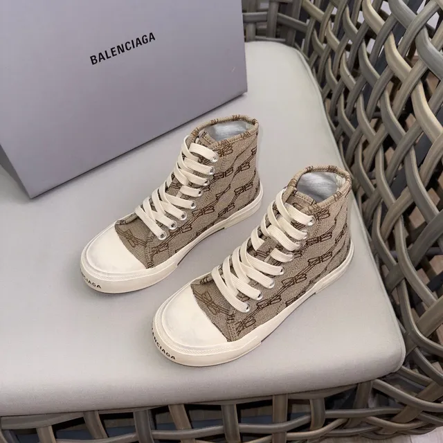 Balenciaga Baskets lifestyle beige et blanc monogrammées en jacquard de canvas hautes avec silhouette 3