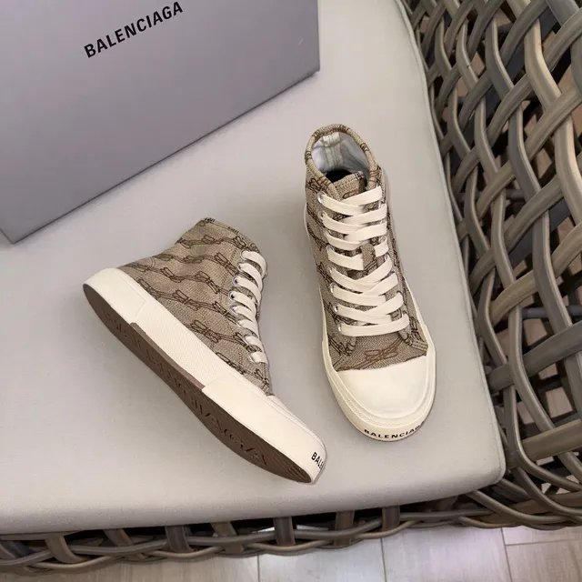 Balenciaga Baskets lifestyle beige et blanc monogrammées en jacquard de canvas hautes avec silhouette 4