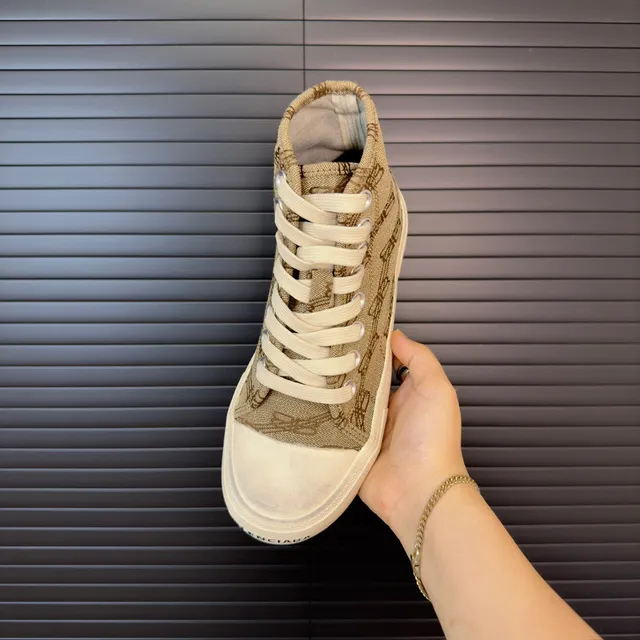 Balenciaga Baskets lifestyle beige et blanc monogrammées en jacquard de canvas hautes avec silhouette 5