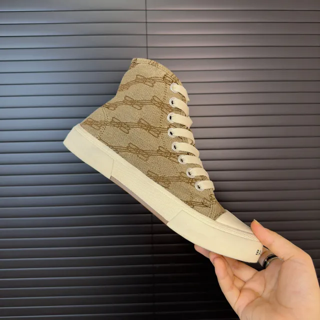 Balenciaga Baskets lifestyle beige et blanc monogrammées en jacquard de canvas hautes avec silhouette 6
