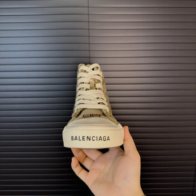 Balenciaga Baskets lifestyle beige et blanc monogrammées en jacquard de canvas hautes avec silhouette 7