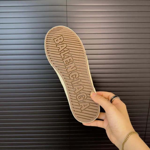 Balenciaga Baskets lifestyle beige et blanc monogrammées en jacquard de canvas hautes avec silhouette 9