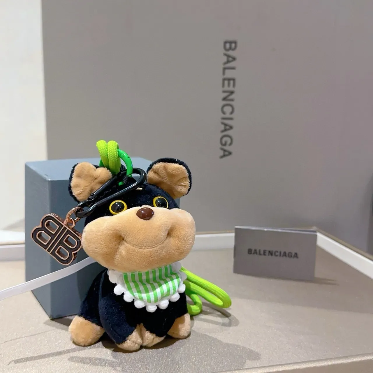 Balenciaga 黑色绿色毛绒狗条纹围巾手袋 2
