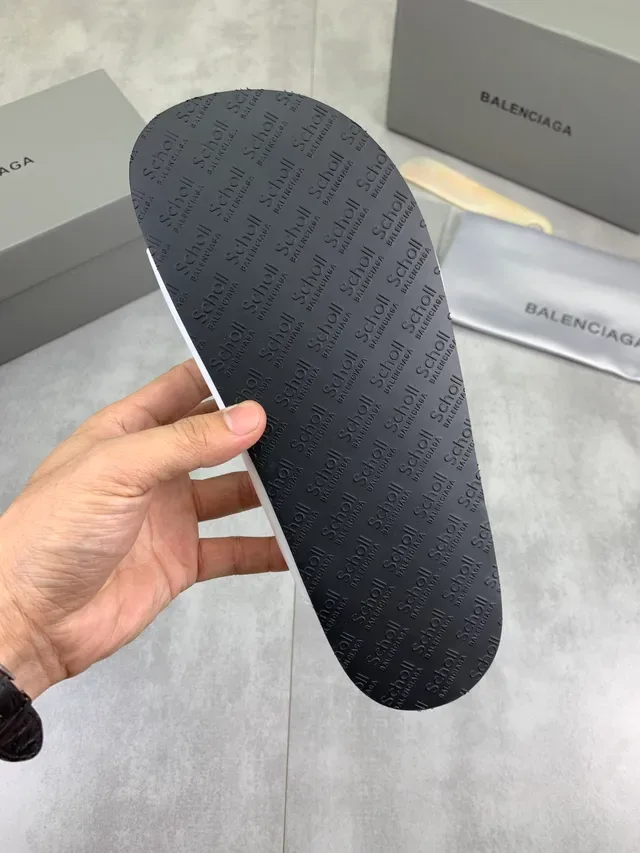 Balenciaga Buckle Slide sandálias de couro brancas 2