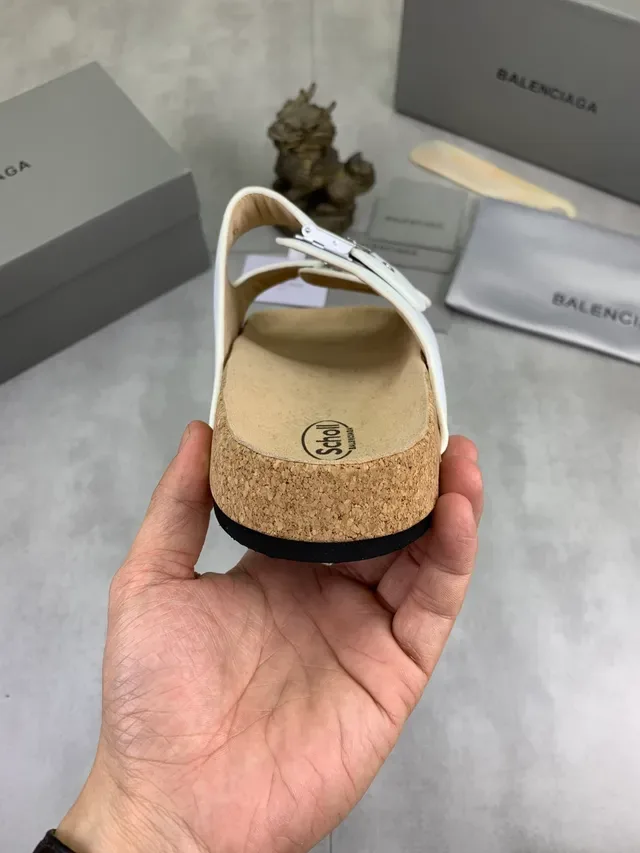 Balenciaga Buckle Slide sandálias de couro brancas 3