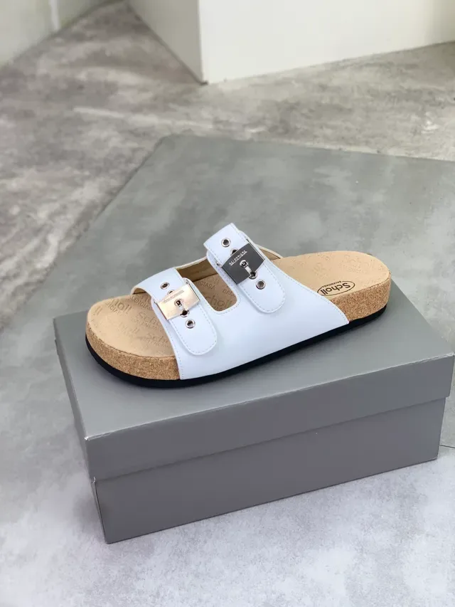 Balenciaga Buckle Slide sandálias de couro brancas 4