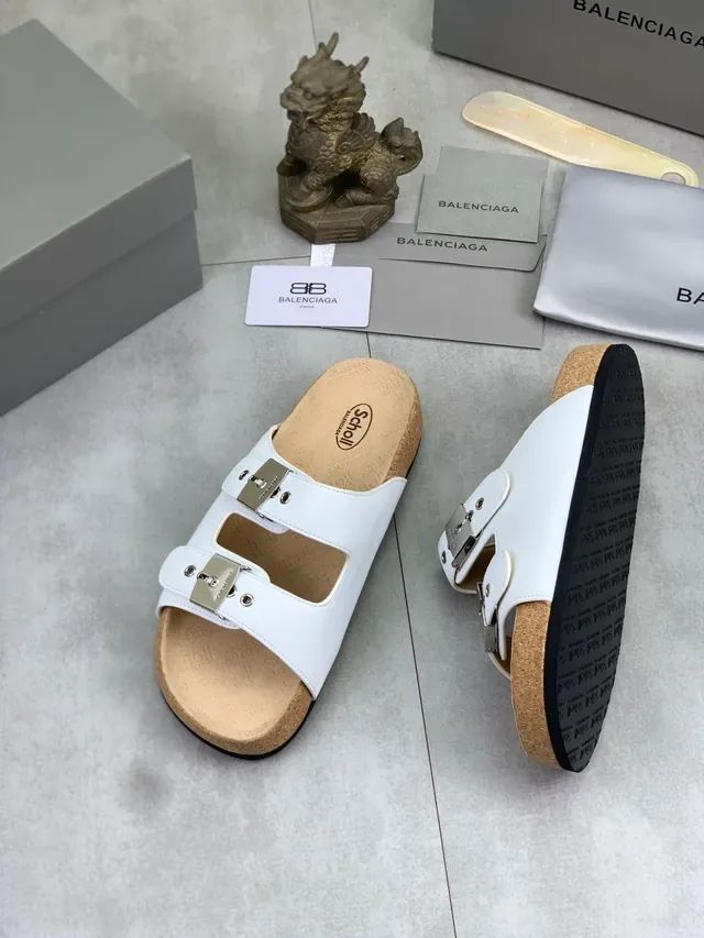 Balenciaga Buckle Slide sandálias de couro brancas 5
