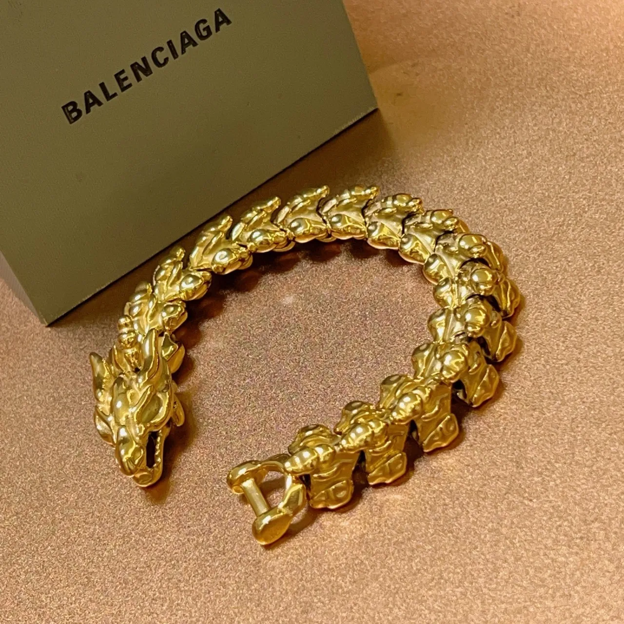Balenciaga ড্রাগন মোটিফ গোল্ড-টোন পাতার লিংক ব্রেসলেট 5