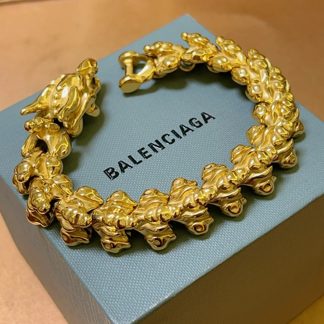 Balenciaga ড্রাগন মোটিফ গোল্ড-টোন পাতার লিংক ব্রেসলেট 6