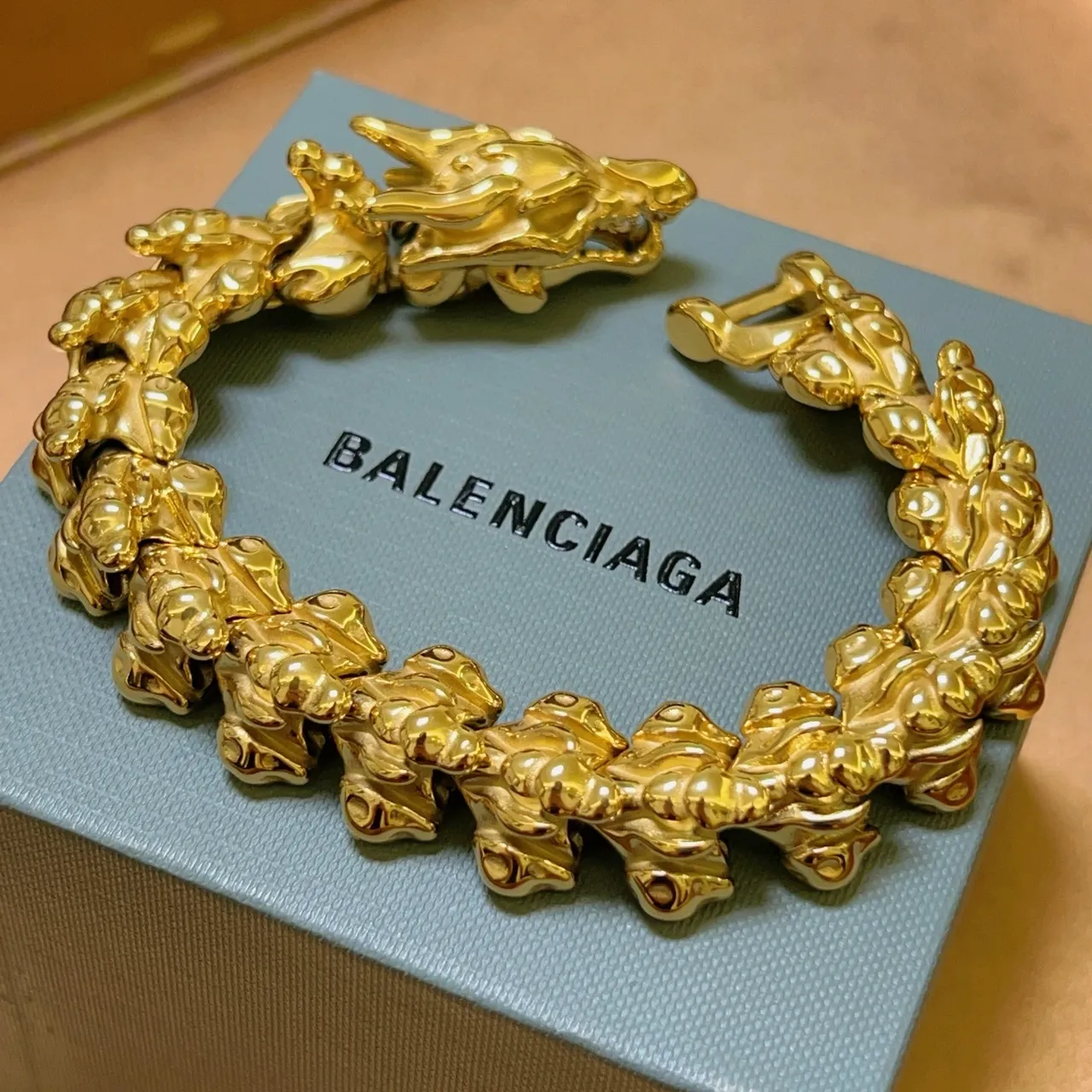 Balenciaga ড্রাগন মোটিফ গোল্ড-টোন পাতার লিংক ব্রেসলেট 9