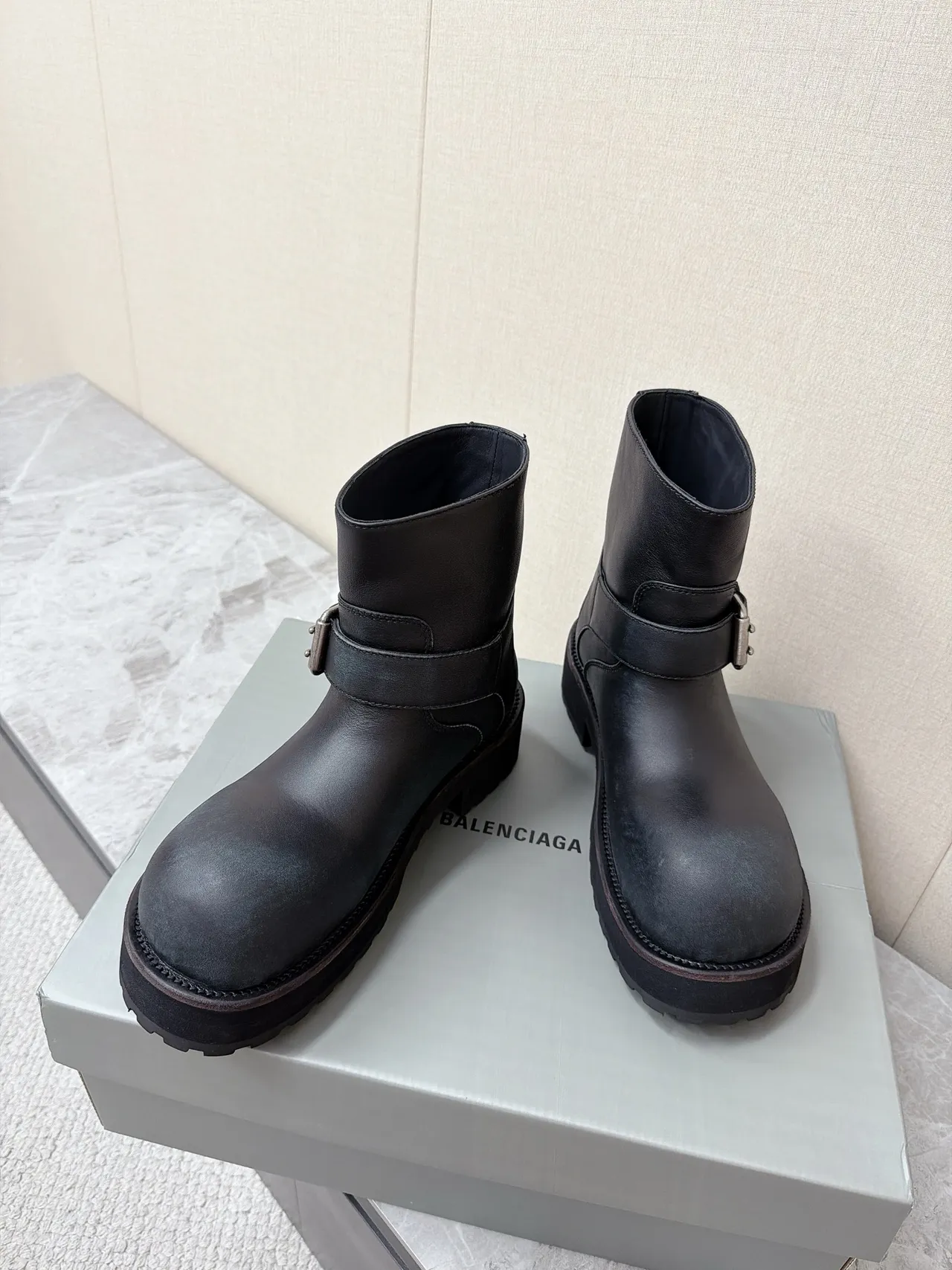 Balenciaga Le Cagole কালো বাকেল স্ট্র্যাপ এনকেল বুট 4